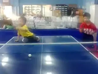VIDEO INCREDIBIL! Asa se antreneaza un copil la tenis de masa daca vrea sa ajunga in nationala CHINEI!