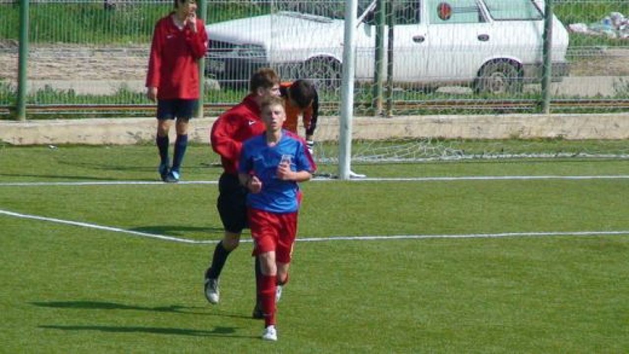 El este stelistul cu CEL MAI FRUMOS gol din 2011 - Va da probe la Barcelona!_17