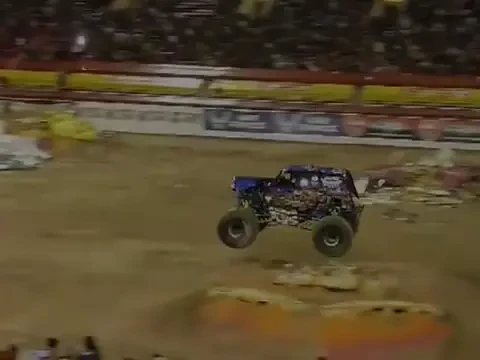 Prima oara in istorie cand un pilot reuseste asa ceva: Backflip cu MONSTER TRUCK-UL!