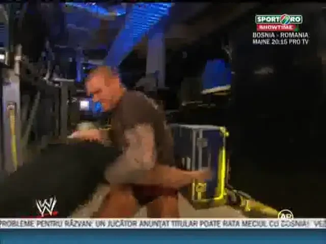 VIDEO: Randy Orton a facut o noua victima! Vezi cea mai VIOLENTA lovitura de picior a Viperei !