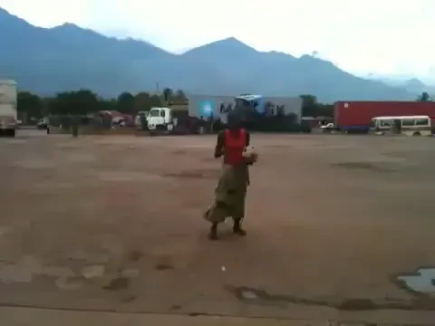 VIDEO GENIAL! E in fusta si papuci si jongleaza mai spectaculos ca Ronaldinho! N-ai mai vazut asa ceva