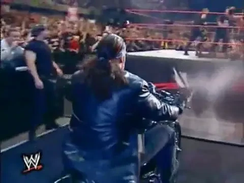 VIDEO: Meciul Meciurilor - a doua sansa pentru Triple H! Vezi cum l-a umplut de sange pe Taker acum 10 ani!