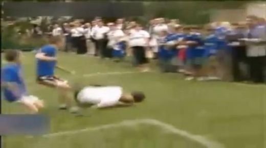 VIDEO / Si zeii mai cad uneori! Zidane s-a impiedicat si a cazut in NAS la un meci cu niste pusti: