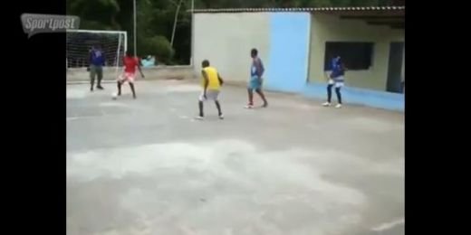 VIDEO / Cand joci fotbal nu te astepti sa cazi de pe... ACOPERIS! Vezi cea mai comica faza din aceasta saptamana: