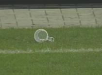 Fanii au incercat sa-si salveze echipa! Un nou caz bricheta loveste in Germania: arbitrul a intrerupt meciul in minutul 89!