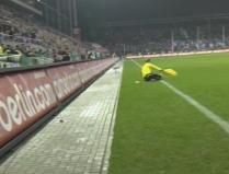 Fanii au incercat sa-si salveze echipa! Un nou caz 'bricheta' loveste in Germania: arbitrul a intrerupt meciul in minutul 89!_2