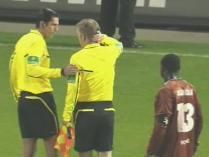 Fanii au incercat sa-si salveze echipa! Un nou caz 'bricheta' loveste in Germania: arbitrul a intrerupt meciul in minutul 89!_5