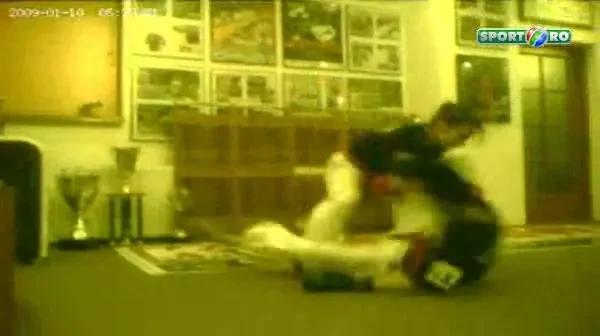 Meciul Poli - Steaua a inceput mai devreme: doua fane s-au luat la bataie inainte de meci! Cine crezi ca a castigat?