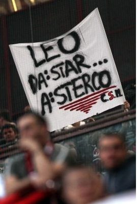 FOTO: Fanii lui Milan l-au muscat pe Leonardo! Chivu, cel mai criticat jucator dupa Milan 3-0 Inter: