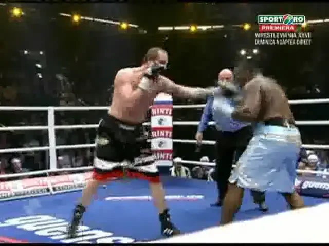 VIDEO Cosmarul Nigerian a fost facut KO de Cosmarul Nordic! Vezi combinatia jab-cross-croseu executata de 2 ori