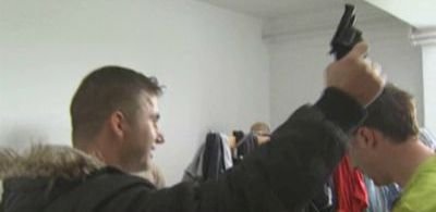 Caterinca maxima: Fachiru a intrat in fotbal! Isi motiveaza echipa cu pistolul in mana :))