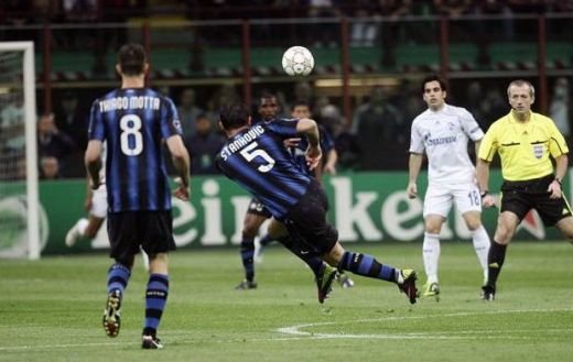 Gol FENOMENAL de la 50m distanta dat in secunda 27! Vezi MAGIA lui Stankovic_2