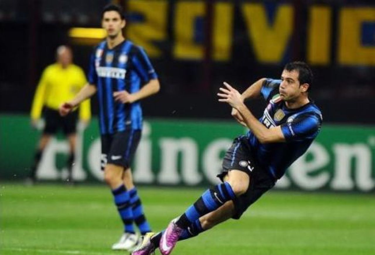 Gol FENOMENAL de la 50m distanta dat in secunda 27! Vezi MAGIA lui Stankovic_7