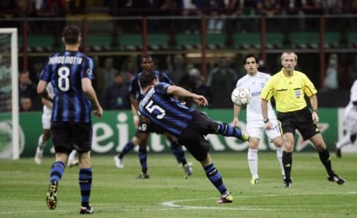 Gol FENOMENAL de la 50m distanta dat in secunda 27! Vezi MAGIA lui Stankovic_8