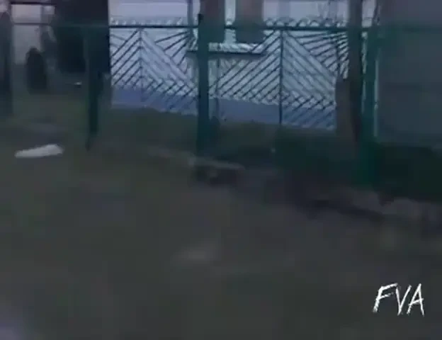 VIDEO: NU o face pe zmeul cu semnele de circulatie! Un panou s-a razbunat GENIAL :))