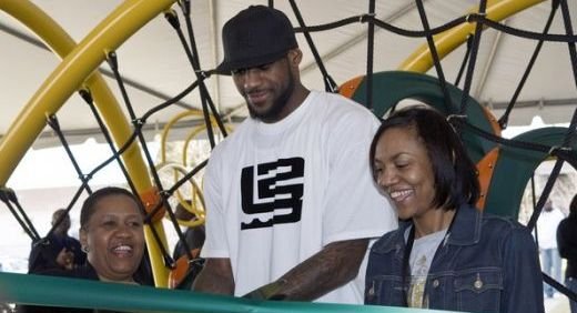 Mama lui LeBron James a fost ARESTATA in Miami! VEZI MOTIVUL: