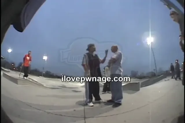 VIDEO Cum eviti perversa pe strada! Afla 5 REGULI de aur care te pot scapa de bataie: