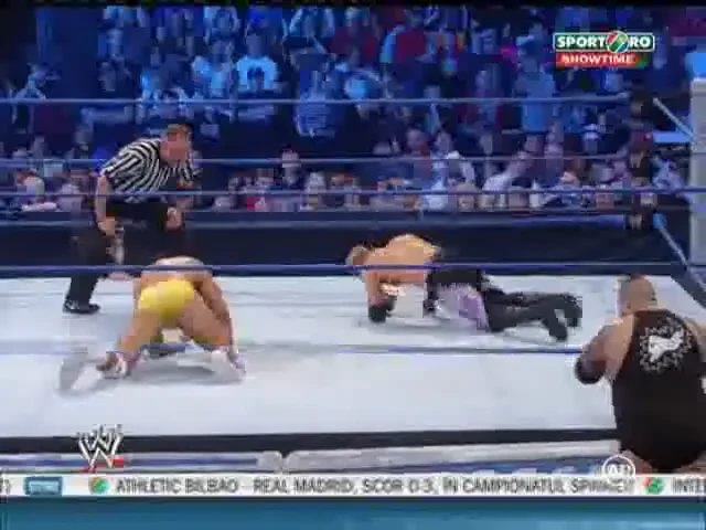 VIDEO: Edge, aproape sa-si piarda capul si titlul! Vezi cum l-a salvat cel mai bun prieten!