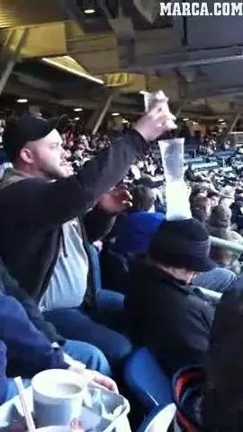 Cea mai mare BATAIE DE JOC! Ce a patit un suporter care a adormit in tribune! VIDEO