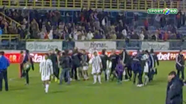 VIDEO Suspendare? Vezi cum i-a instigat N Doye pe fanii Astrei s-o injure pe Steaua!