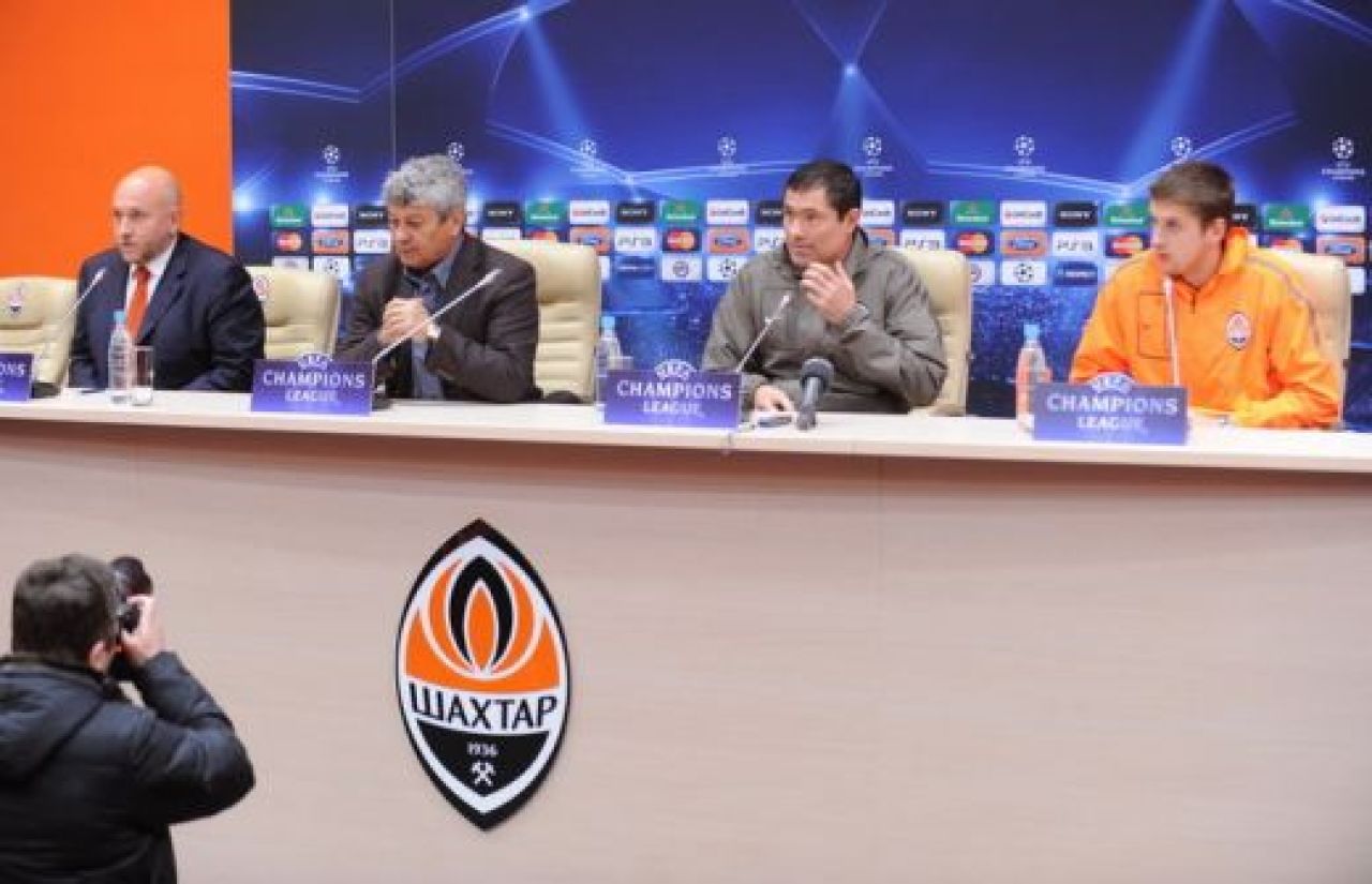Barcelona il scoate din MINTI! Mircea Lucescu a facut scandal la conferinta oficiala! Si-a facut PRAF translatorul!_3