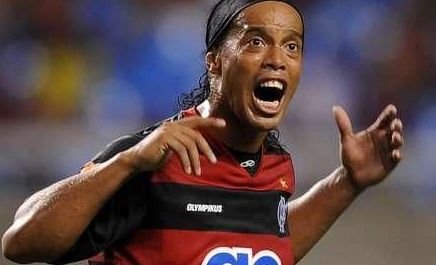 VIDEO Brazilienilor nu le vine sa creada! Ronaldinho da INCREDIBIL pe langa minge la antrenament