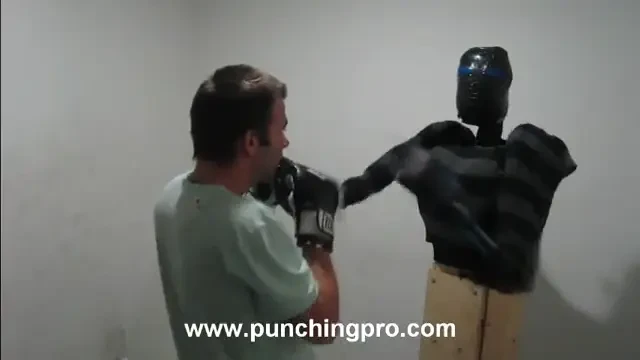 VIDEO: Scenariul din Terminator poate deveni realitate! Vezi primul ROBOT care ataca oamenii: