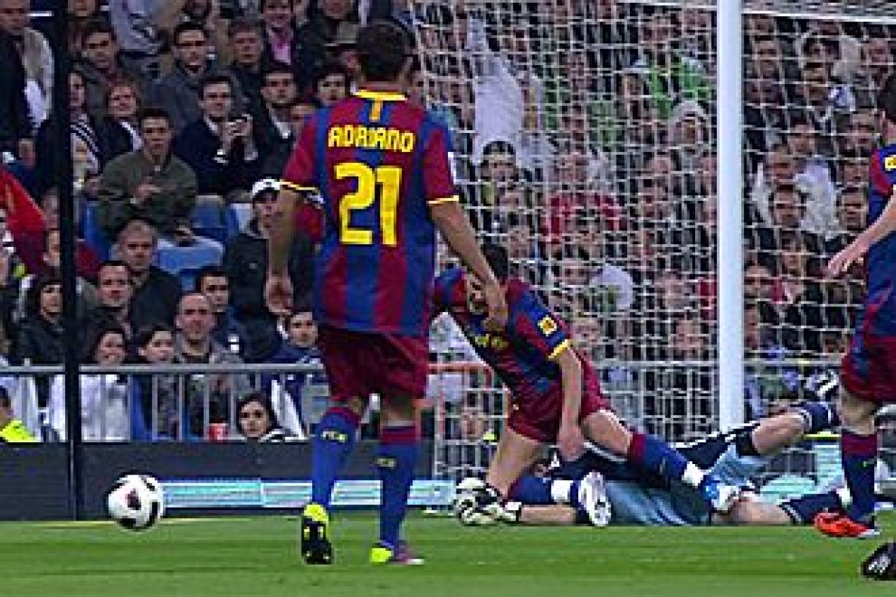 FOTO: Arbitrul i-a refuzat Barcelonei un penalty la patrunderea lui Villa! Cele mai bune IMAGINI:_1