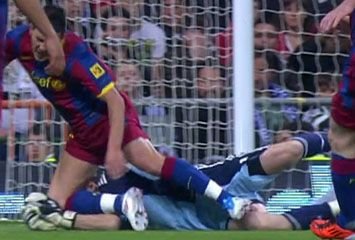 FOTO: Arbitrul i-a refuzat Barcelonei un penalty la patrunderea lui Villa! Cele mai bune IMAGINI:_3