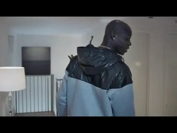 Balotelli a prezentat casa viitorului: GRAVITATIE 0 in cel mai tare viral pe care l-a filmat!