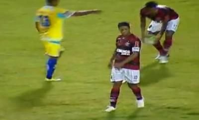 VIDEO / Incredibil! Ronaldinho a uitat de tot sa joace fotbal! Uite cum s-a facut de ras: