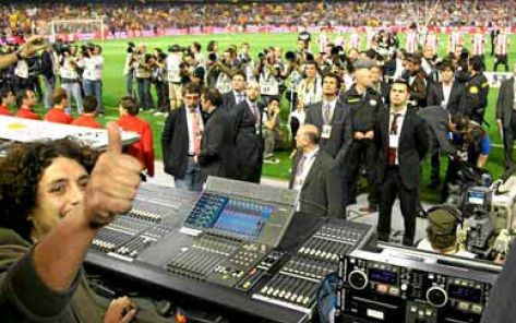 FABULOS! Sistem audio de 100.000 de watts la El Clasico! Imnul Spaniei mai tare ca un concert rock si ca un avion in zbor!