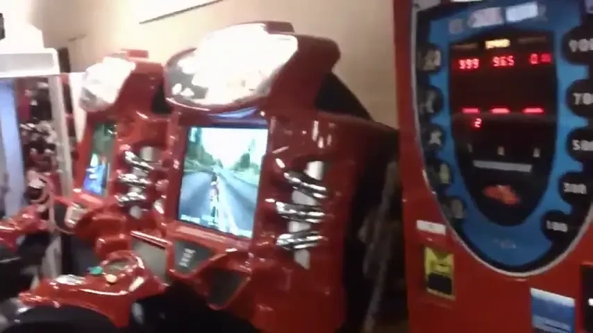 VIDEO: Stii masinile din parc in care dai cu pumnul? Vezi cea mai TARE executie :))