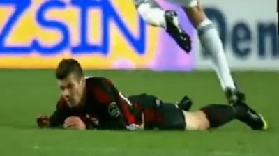 VIDEO: Intrare CRIMINALA, arbitru nu da decat galben! Faultul intentionat care a socat Turcia