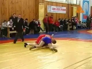 VIDEO: Cel mai nebun arbitru! Vezi ce schema din MATRIX face in timpul meciului :))