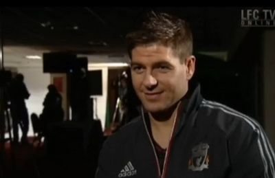 VIDEO: Veteranii de la Liverpool sunt pusi pe sotii! Vezi cat de bine se cunosc Gerrard si Carragher :)