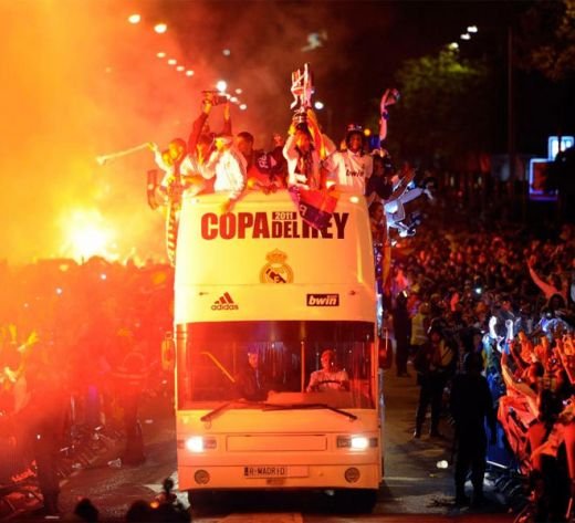 VIDEO INCREDIBIL! Singurul trofeu din era Mourinho, DISTRUS de autocarul Realului! Vezi ce reactie au avut Benzema si Ronaldo :))