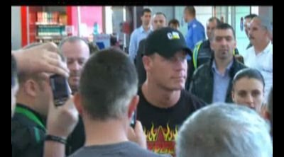 John Cena a dat sute de autografe pe aeroport! Cum i-a impresionat pe fanii din Romania: