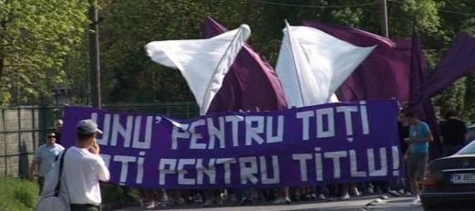 Fanii au venit sa-i TREZEASCA pe jucatorii Timisoarei: Luptati pentru titlu. Suntem toti pentru Poli VIDEO: