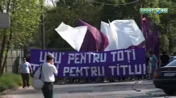 Fanii au venit sa-i TREZEASCA pe jucatorii Timisoarei: Luptati pentru titlu. Suntem toti pentru Poli VIDEO:
