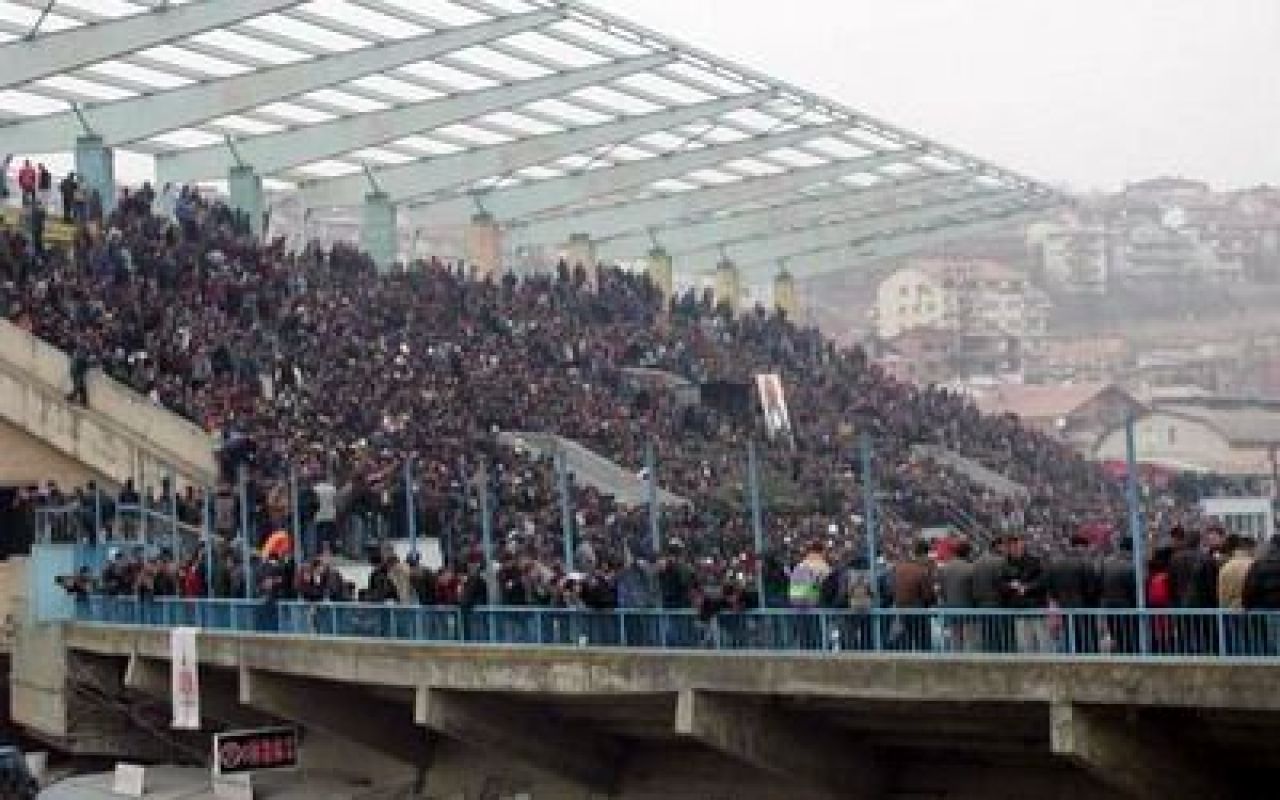 Gazon denivelat, tribune incendiare si un oras bombardat! Romania, prima nationala care joaca in Kosovo! IMAGINILE DEZASTRULUI:_1