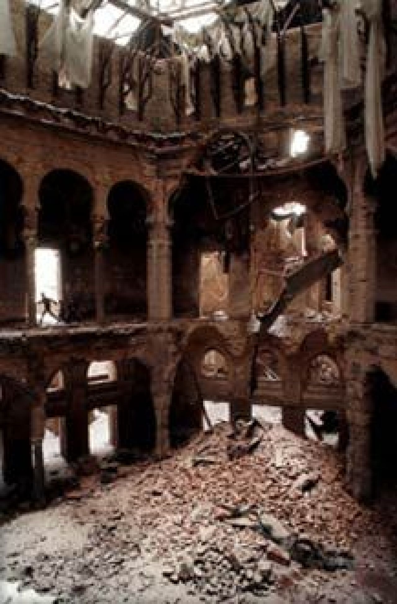 Gazon denivelat, tribune incendiare si un oras bombardat! Romania, prima nationala care joaca in Kosovo! IMAGINILE DEZASTRULUI:_2