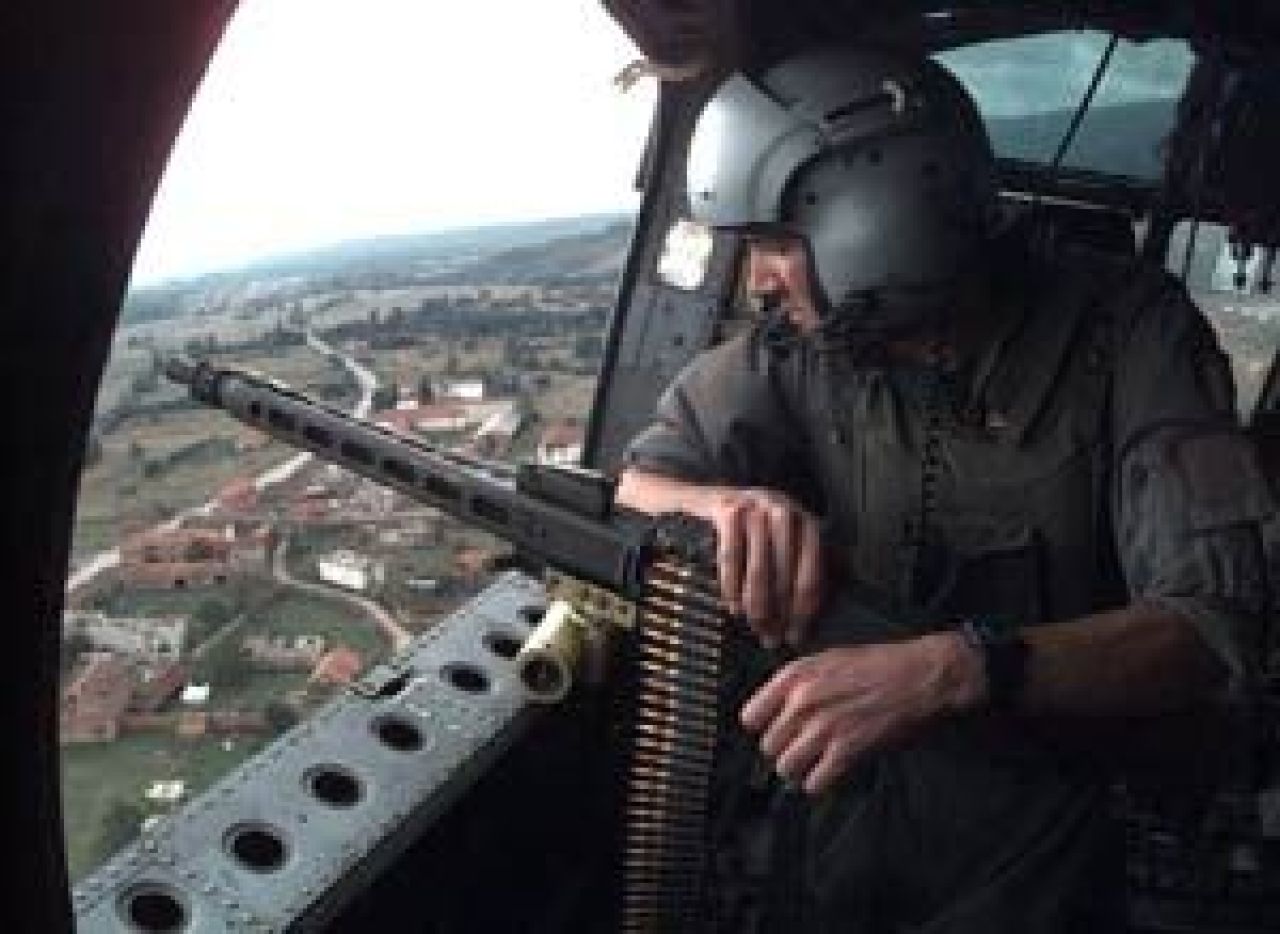 Gazon denivelat, tribune incendiare si un oras bombardat! Romania, prima nationala care joaca in Kosovo! IMAGINILE DEZASTRULUI:_3
