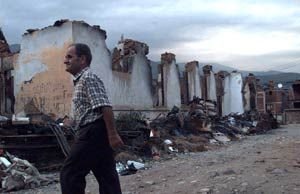 Gazon denivelat, tribune incendiare si un oras bombardat! Romania, prima nationala care joaca in Kosovo! IMAGINILE DEZASTRULUI:_4
