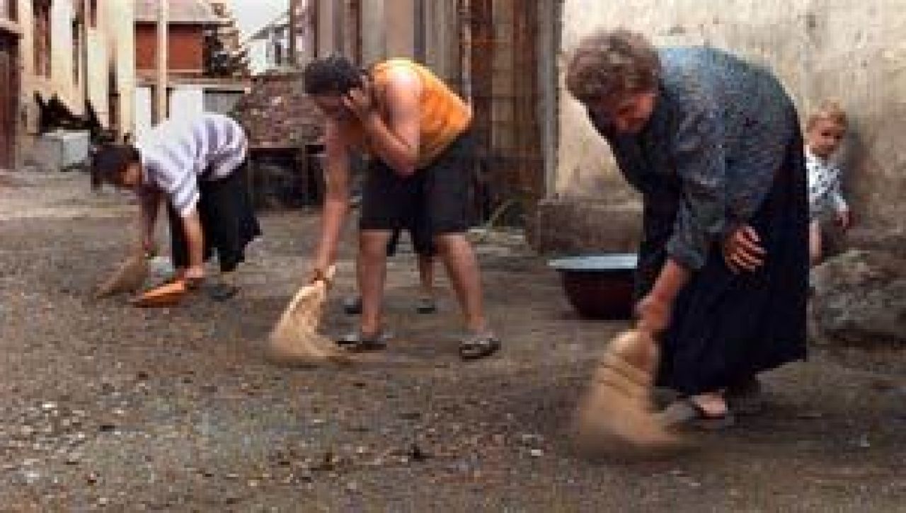 Gazon denivelat, tribune incendiare si un oras bombardat! Romania, prima nationala care joaca in Kosovo! IMAGINILE DEZASTRULUI:_5