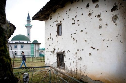 Gazon denivelat, tribune incendiare si un oras bombardat! Romania, prima nationala care joaca in Kosovo! IMAGINILE DEZASTRULUI:_6