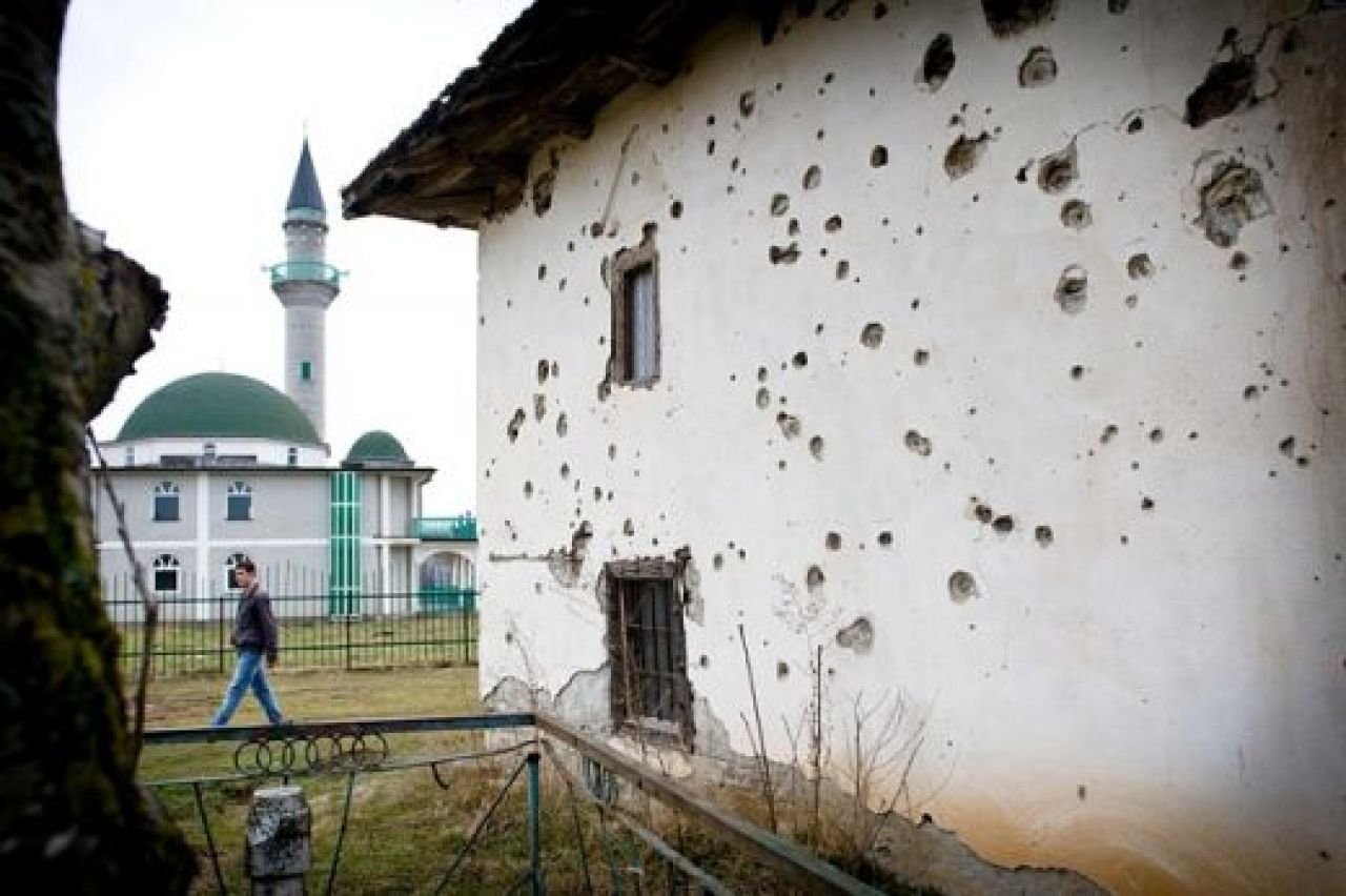 Gazon denivelat, tribune incendiare si un oras bombardat! Romania, prima nationala care joaca in Kosovo! IMAGINILE DEZASTRULUI:_6