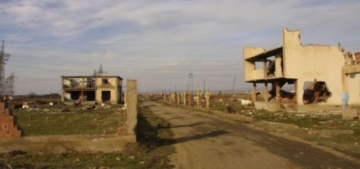 Gazon denivelat, tribune incendiare si un oras bombardat! Romania, prima nationala care joaca in Kosovo! IMAGINILE DEZASTRULUI:_7