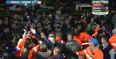 Imagini incredibile: Gigi, aproape sa fie linsat de fanii furiosi in fata stadionului! Ultrasii i-au spart geamurile de la Rolls Royce!!!
