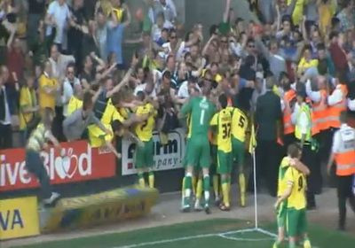 VIDEO: Bucuria doare tare! Ce a patit un fan care a vrut sa sarbatoreasca un gol cu jucatorii! :)